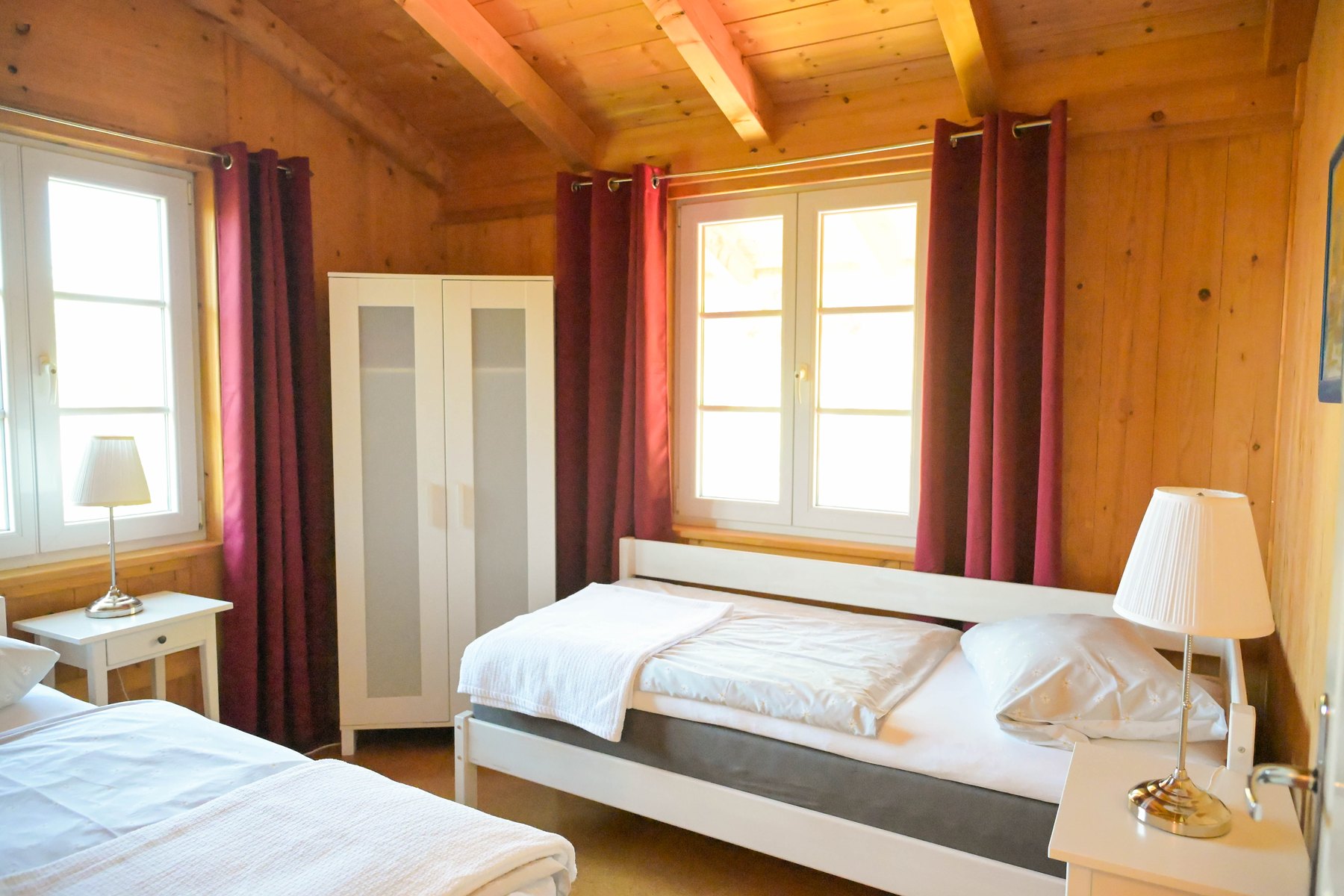 Zweites Schlafzimmer mit zwei Einzelbetten